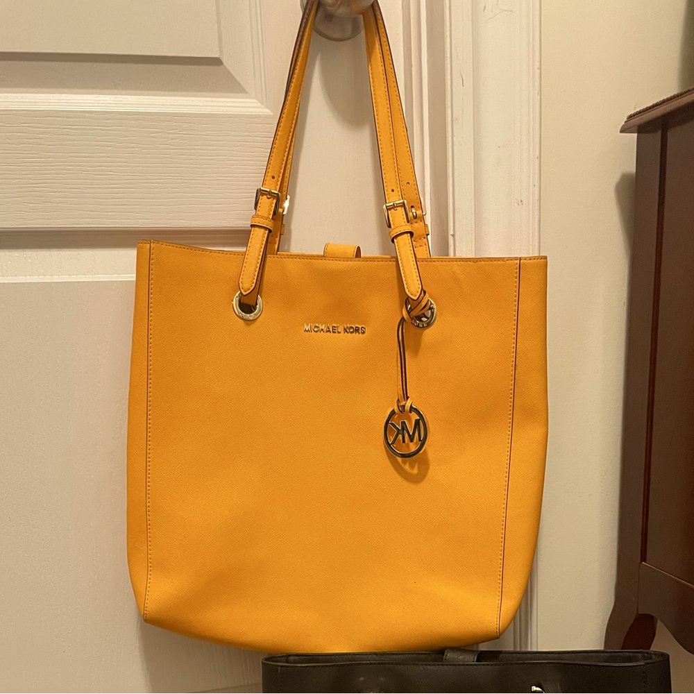 Michael Kors leather shoulder bag tote in orange-yellow (school bus colour)